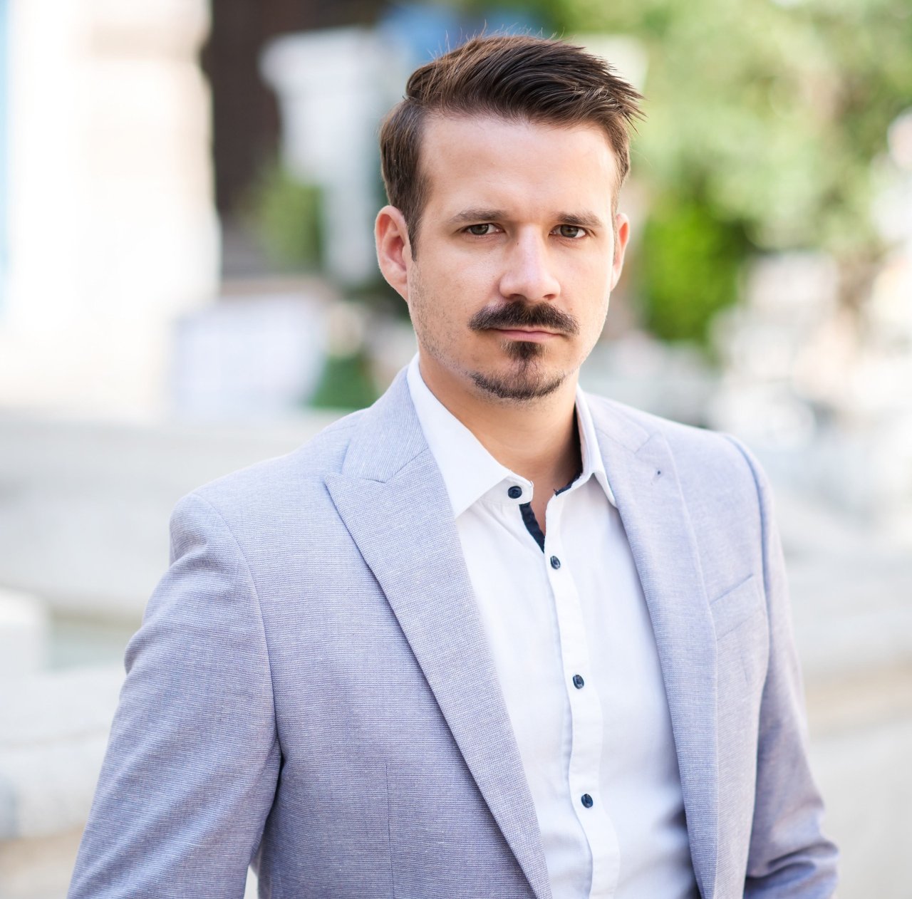 Mann mit weißem Hemd und Anzug