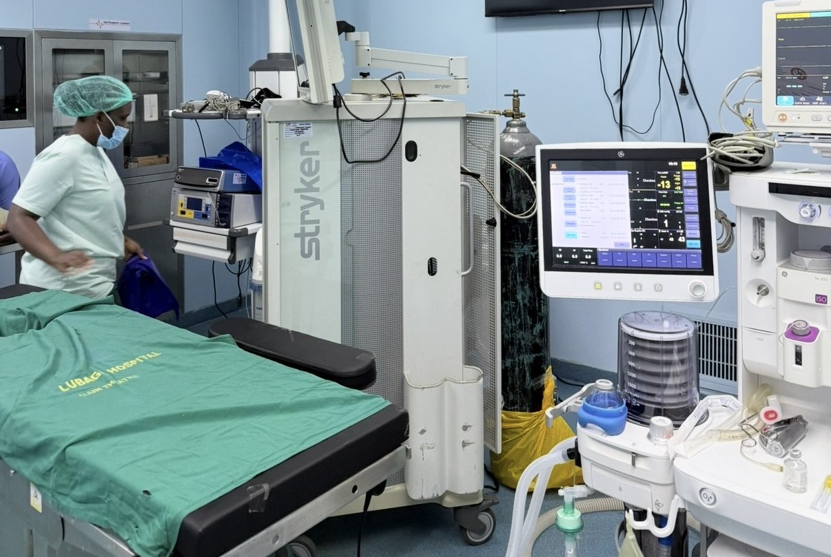 Aus dem OP-Saal einer Privatklinik in Uganda. Man sieht eine Frau mit Maske und es stehen OP-typische Gegenstände herum.