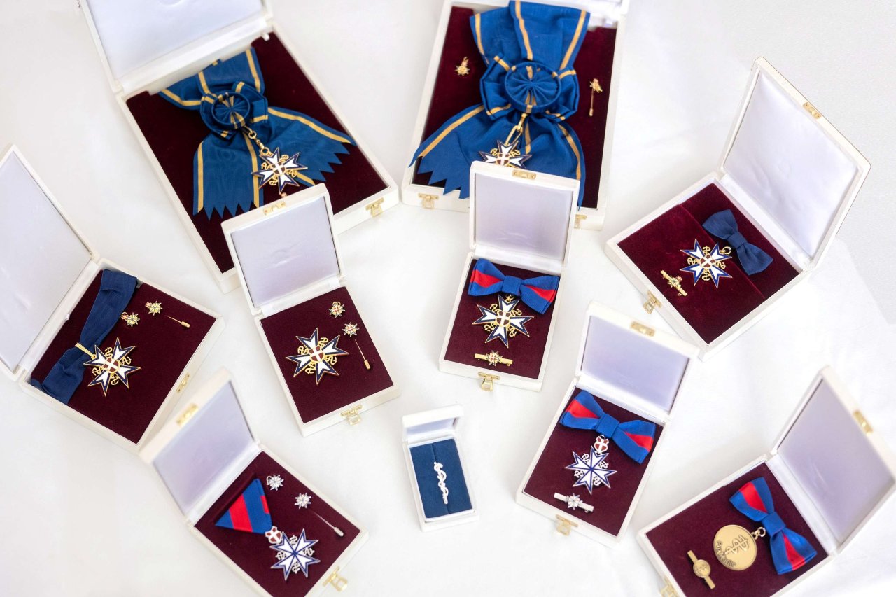 Alle Ehrenzeichen auf einem Blick - von oben fotografiert befinden sich Ehrenzeichen und Ehrennadeln in ihren Boxen