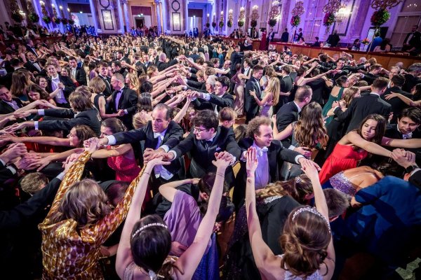 Ballsaal bei der Eröffnung - voll mit tanzenden Menschen.