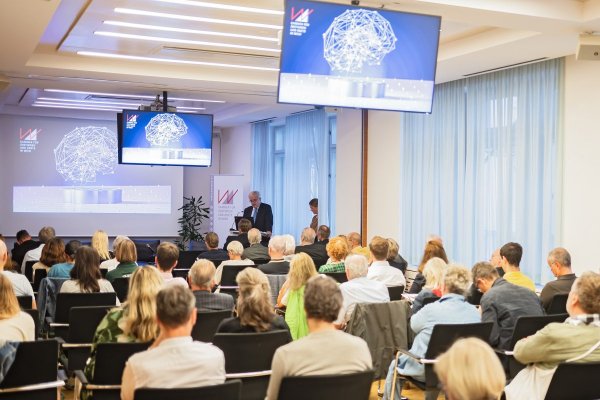 Voll besetzter Vortragssaal. 