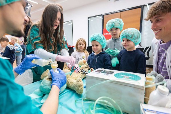 Kinder und Medizinstudierende im Teddybär-Krankenhaus.