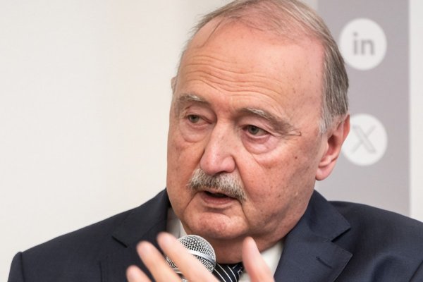 Der ehemalige Krankenhaus-Manager Wilhelm Marhold bei einem seiner Statements am Podium.