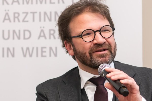 Der Geschäftsführer des GÖG (Gesundheit Österreich GmbH) Herwig Ostermann mit dem Mikrofon in der Hand.