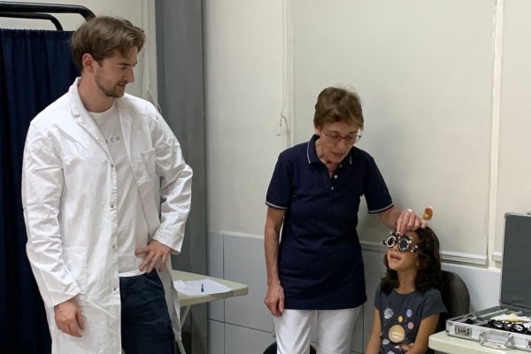 Augenarzt Konstantin Seiller-Tarbuk und Montserrat Masats bei der Überprüfung der Sehstärke eines Mädchens.