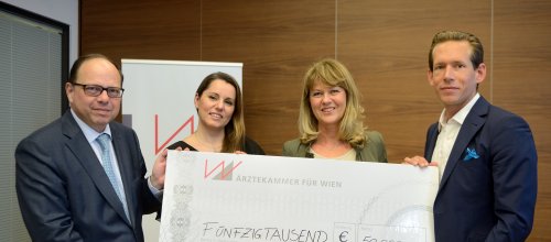 Ärztekammerpräsident Thomas Szekeres übergibt den Spendenscheck an Andrea Scholz und Eugen Schmidt von Make-A-Wish Foundation® Österreich.