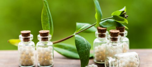 Homöopathie-Pillen in Vintage-Flaschen