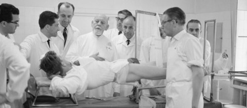 Lorenz Böhler in Besprechung mit Patient