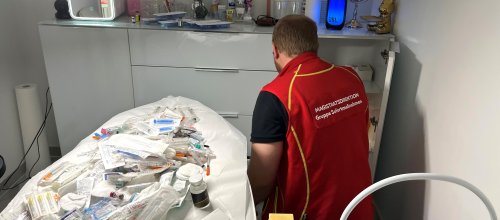 Ein Mann von der Gruppe Sofortmaßnahmen kniet und kontrolliert einen Kasten