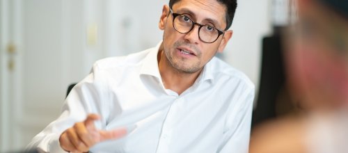 Der Arzt und Funktionär Eduardo Maldonado-González sitzt und blickt seinen Interviewer an.