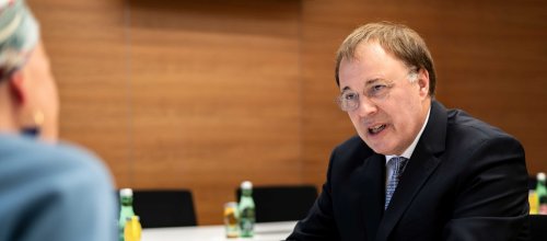 Dieter Kölle, Primararzt im Sanatorium Hera und 2. stellvertretender Obmann der Kurie angestellte Ärzte im Gespräch - er trägt einen dunklen Anzug und blickt direkt beim Sprechen die Interviewerin an.