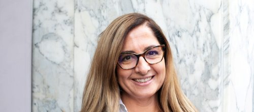 Die Ärztin und Kammer-Funktionärin Alessia Felli lächelt, trägt eine Brille und im Hintergrund ist eine Marmorwand zu sehen.