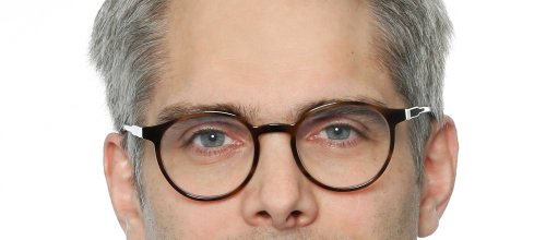 Porträtfoto des Medizinhistorikers Nils Hansson, der eine Brille aufhat.