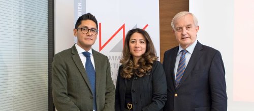 Vizepräsident Maldonado-Gonzalez, Vizepräsidentin Kamaleyan-Schmied und Präsident Johannes Steinhart stehen vor einem Rollup der Kammer für Ärztinnen und Ärzte in Wien