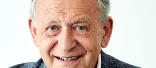 Ein Porträt des Krebsforschers Christoph Zielinski vor einem komplett weißem Hintergrund