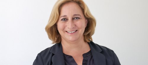 Lächelnde Frau mit blonden Haaren