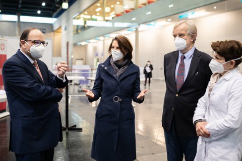 ÖÄK-Präsident Thomas Szekeres, Bundesministerin Karoline Edtstadler, Johannes Steinhart, Obmann der Kurie Niedergelassenene Ärzte und Yvetta Zakarian/Ärztefunkdienst.