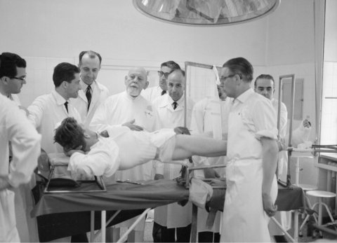 Lorenz Böhler in Besprechung mit Patient