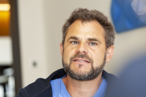 Der Anästhesist Bernhard Rössler sieht in die Kamera beim Interview