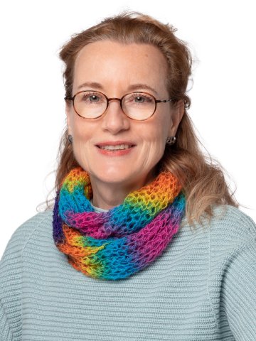 Referatsleiterin der Schulärztinnen und Schulärzte in der Kammer für Ärztinnen und Ärzte in Wien, Frau Margit Saßhofer, in einem Porträt mit weißem Hintergrund