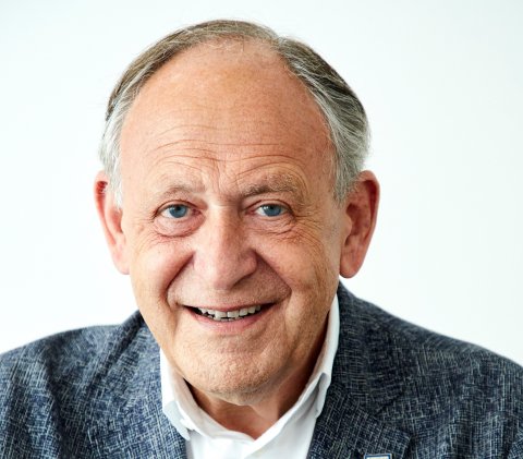 Ein Porträt des Krebsforschers Christoph Zielinski vor einem komplett weißem Hintergrund