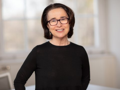 Frau mit Brille und schwarzem Pullover