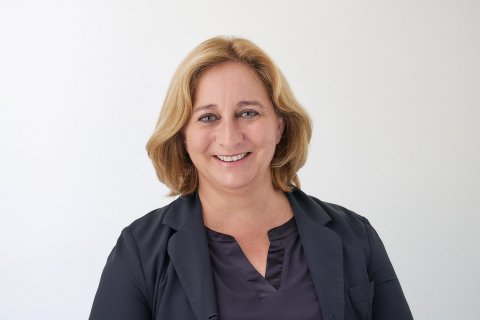 Lächelnde Frau mit blonden Haaren