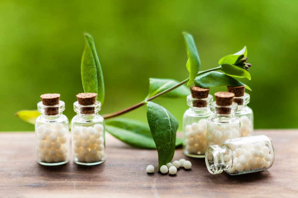 Homöopathie-Pillen in Vintage-Flaschen