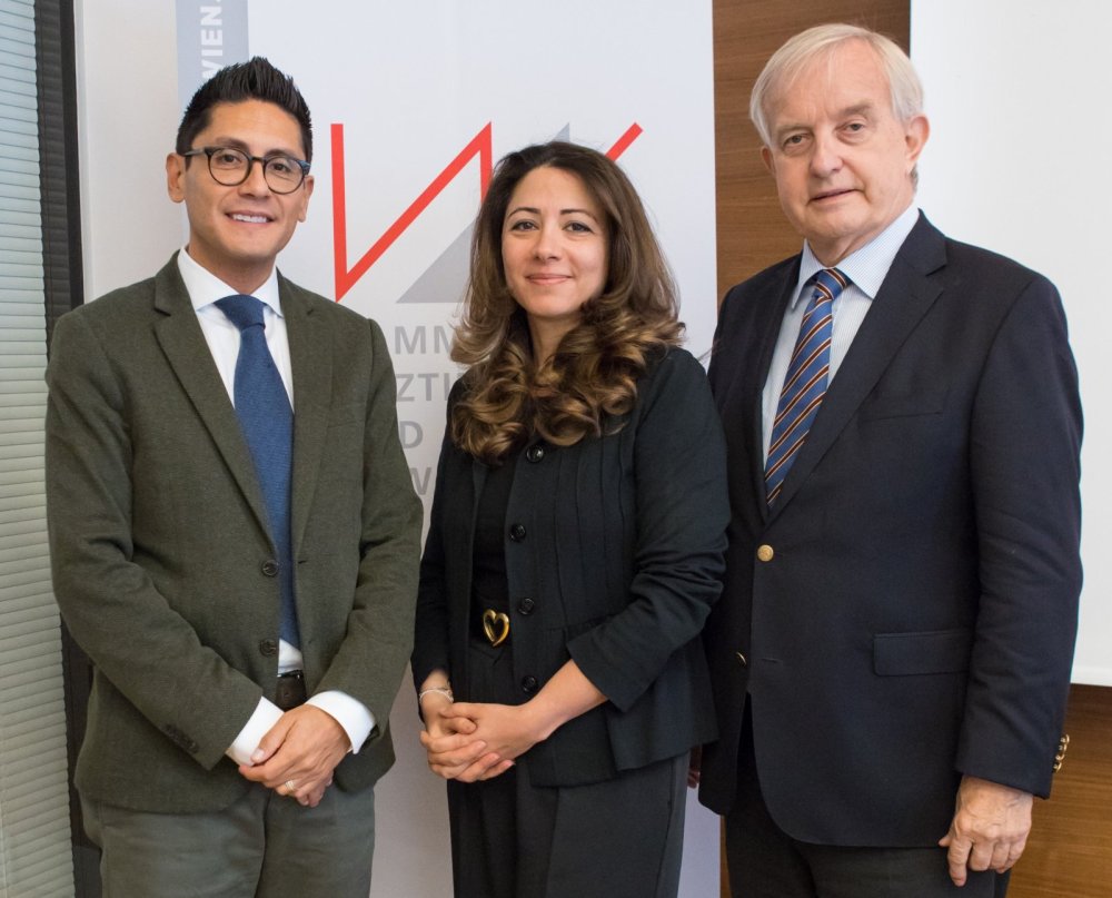 Von links nach rechts stehend: Vizepräsident Eduardo Maldonado-González, Vizepräsidentin Naghme Kamaleyan-Schmied und Präsident Johannes Steinhart